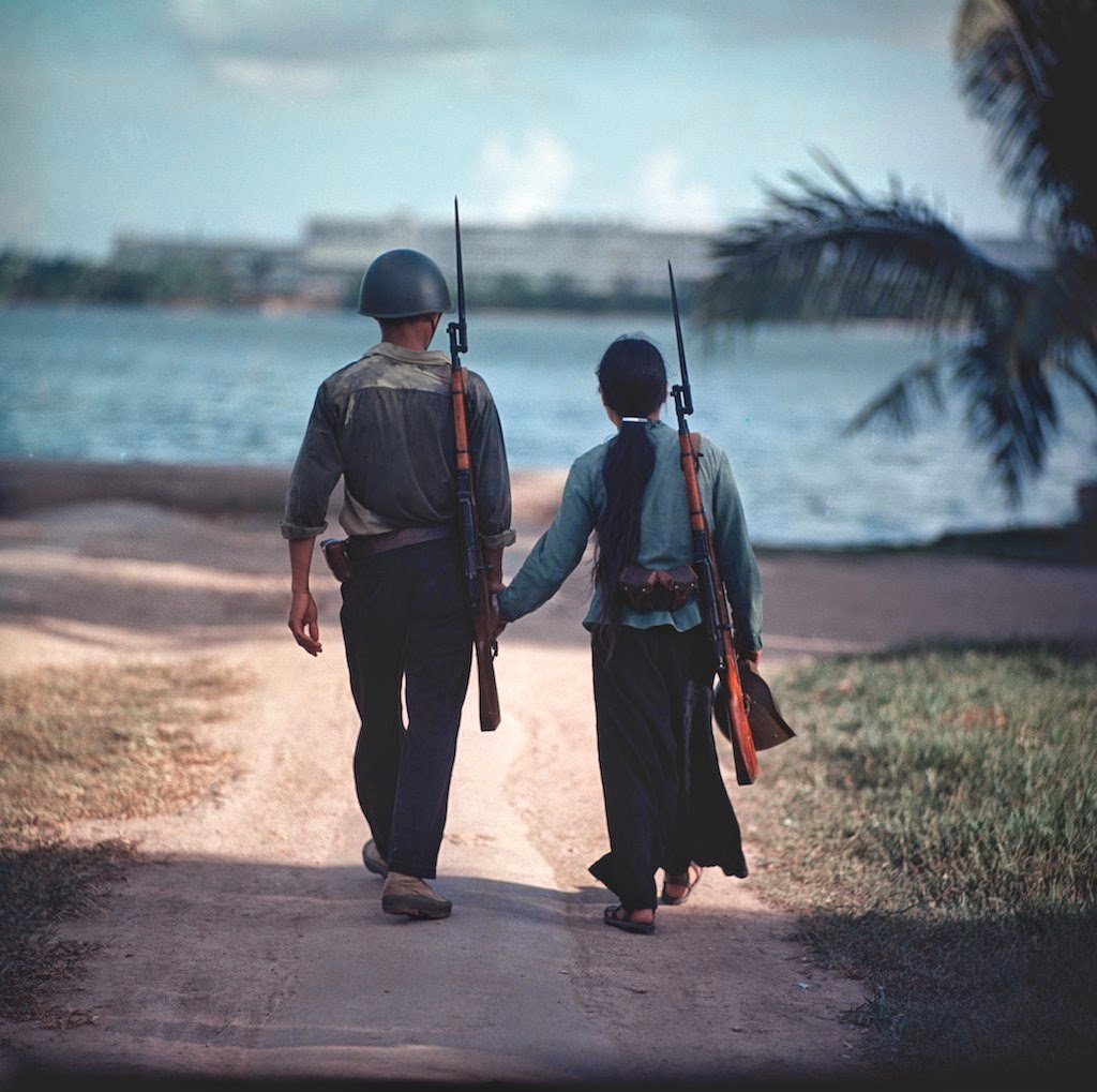 http://observador.pt/wp-content/uploads/2016/01/a-couple-of-warriors-holding-hands-vietnam-1971-thomas-bilhardt.jpg