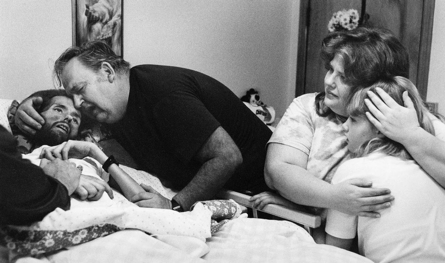 http://observador.pt/wp-content/uploads/2016/01/a-father-comforts-his-son-on-his-deathbed-the-photo-that-changed-the-face-of-aids-1989-life.jpg