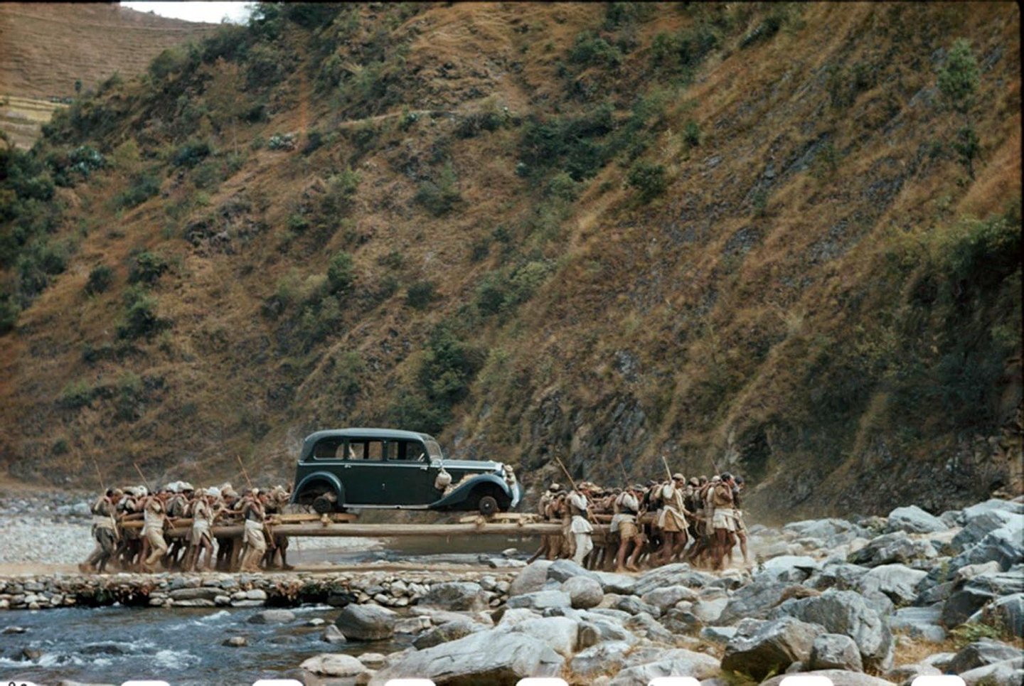 http://observador.pt/wp-content/uploads/2016/01/porters-transport-a-car-on-long-poles-across-a-stream-in-nepal-1948-volkmar-wentzel.jpg