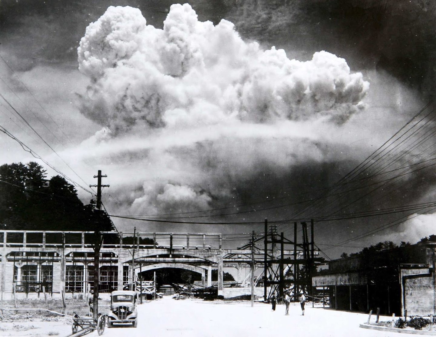 http://observador.pt/wp-content/uploads/2016/01/the-atomic-cloud-over-nagasaki-1945-hiromichi-matsuda.jpg