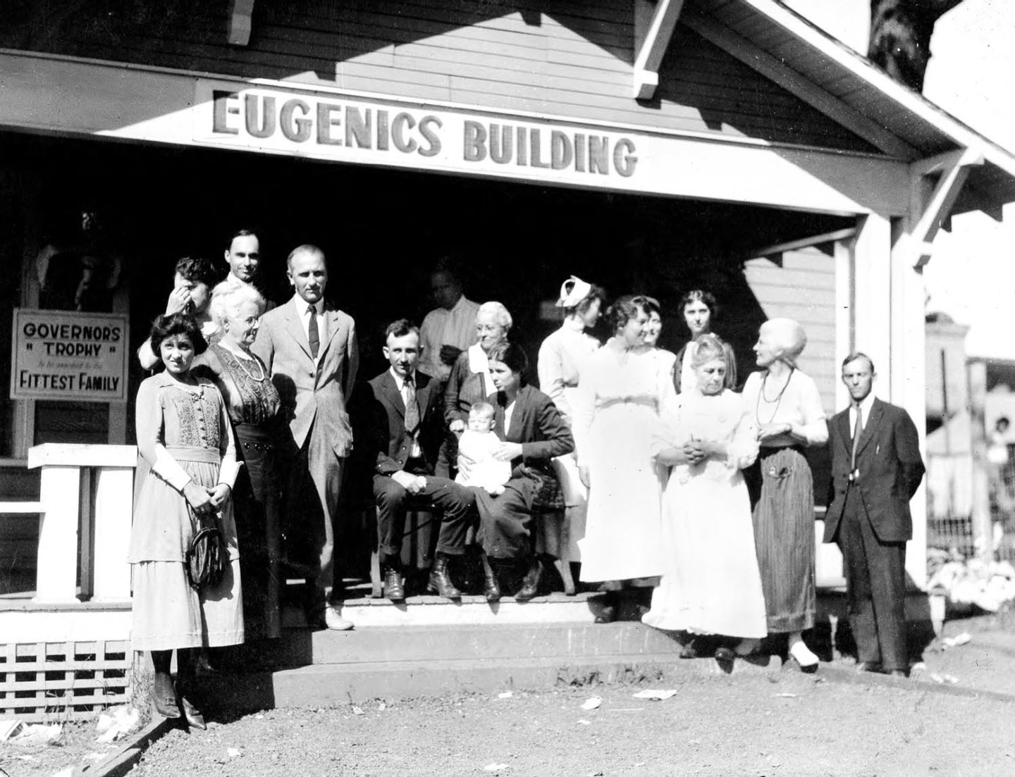 http://observador.pt/wp-content/uploads/2016/01/winning-family-of-the-fittest-family-award-stands-outside-of-the-eugenics-building-1925-rare-historical-photos.jpg