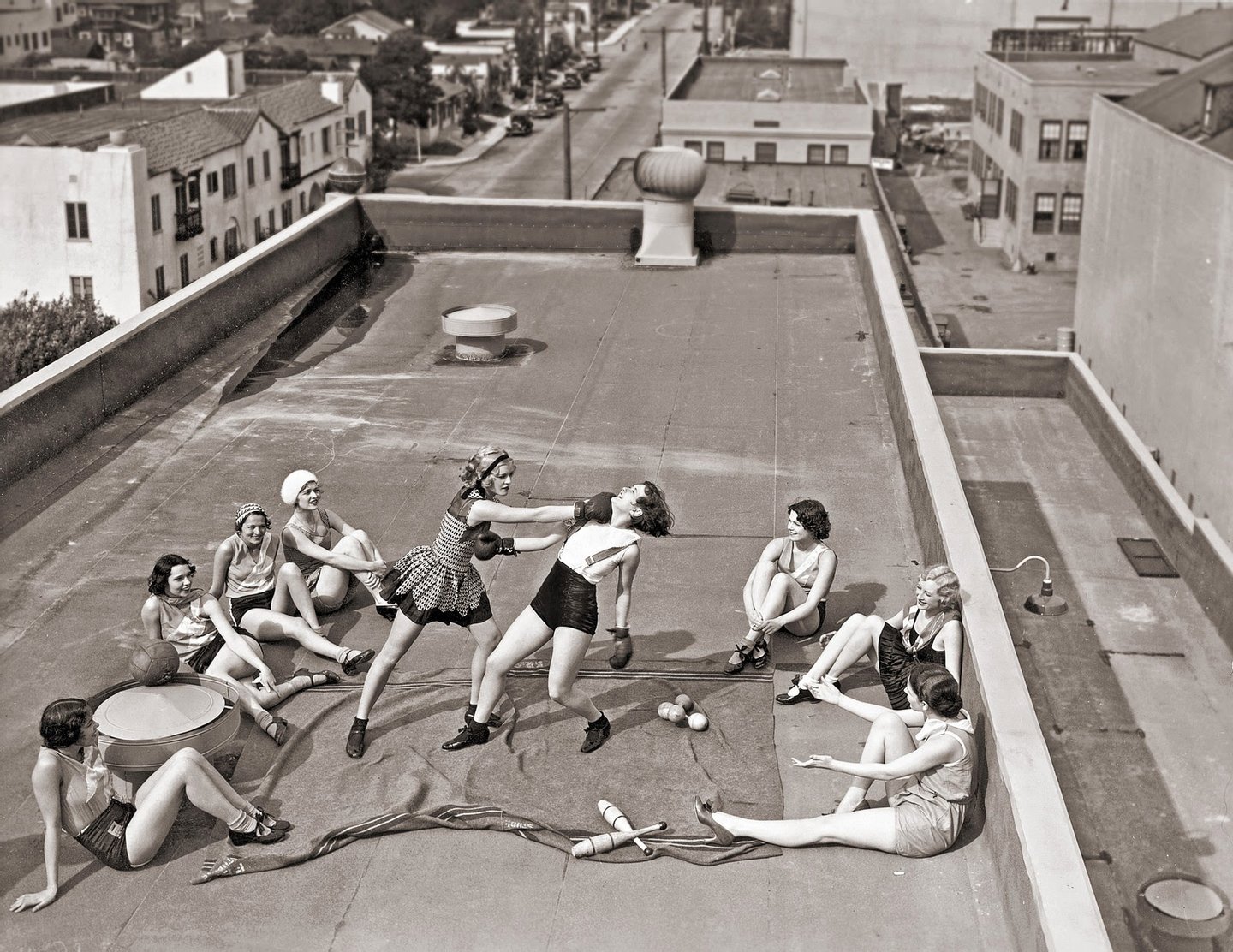 http://observador.pt/wp-content/uploads/2016/01/women-boxing-on-a-roof-1938-demateo.jpg